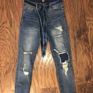 TWIG HIGH RISE SKINNY CROP BDG DISTRESSED JEANS.